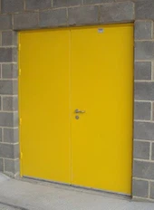 Pintu keluar ganda kuning dengan kunci mortise